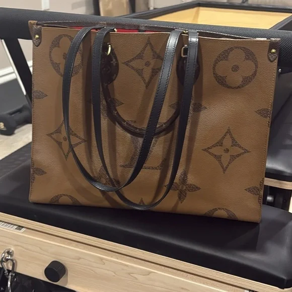 Louis Vuitton OnTheGo GM- used but great condition - Picture 4 of 7